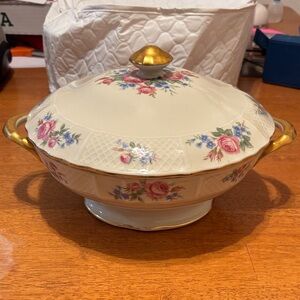 L Bernardaud White Porcelain Dish with Pink Roses and lid 19566